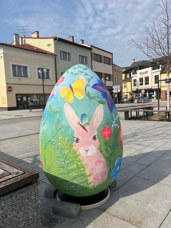Rožnovské náměstí zdobí 13 velikonočních vajíček