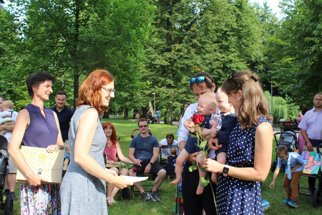 V Rožnově pod Radhoštěm v městském parku přivítali 31 nových občánků