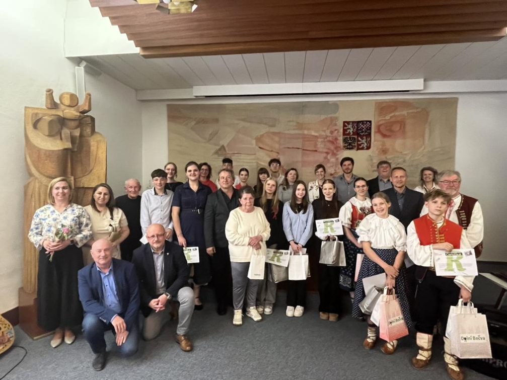 Vzpomínky pamětníků z Rožnovska ožívají díky reportážím žáků ZŠ