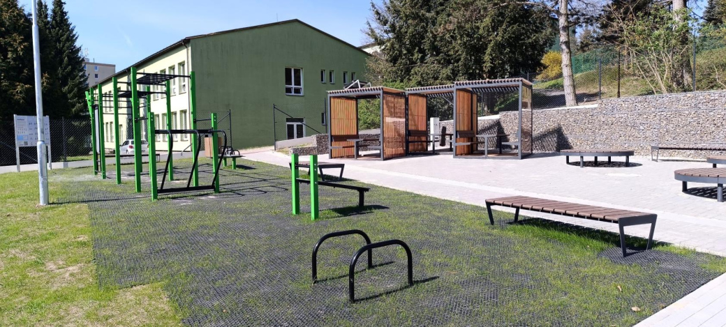 Rožnov revitalizoval prostor u ZŠ 5. května: Přibylo parkoviště, workoutové hřiště i nová zeleň