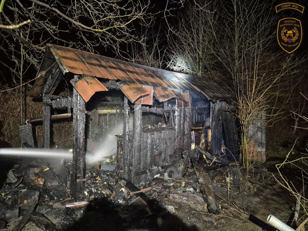 Hasiči v Rožnově zlikvidovali požár zahradní chatky 