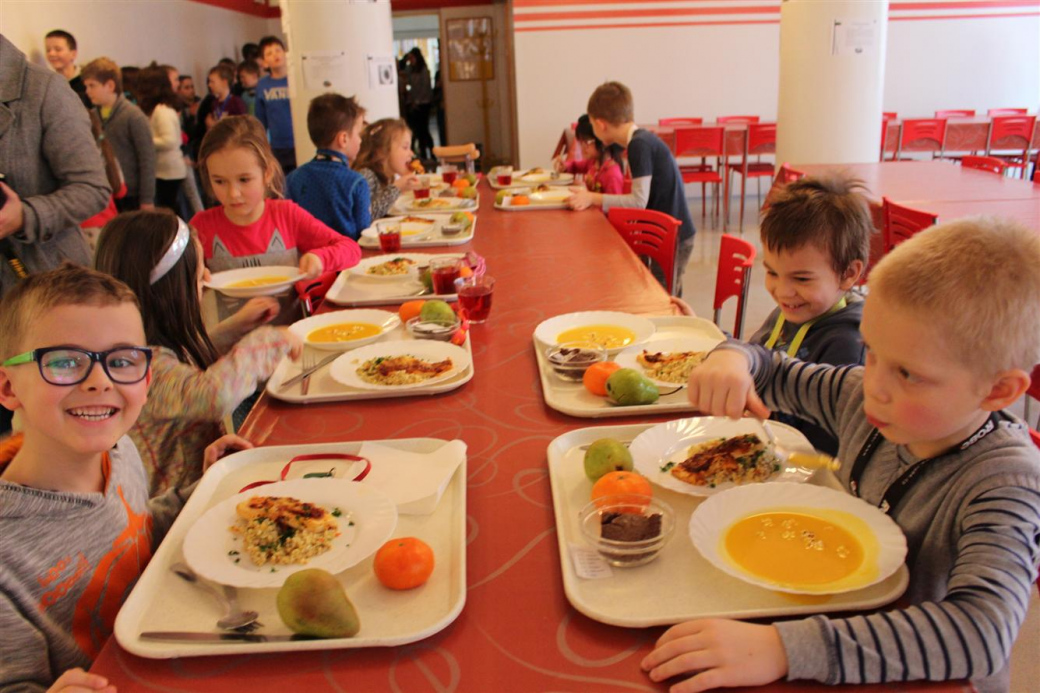 Rožnovské školy vařily jednotnou stravu podle kuchařky zdravých receptů