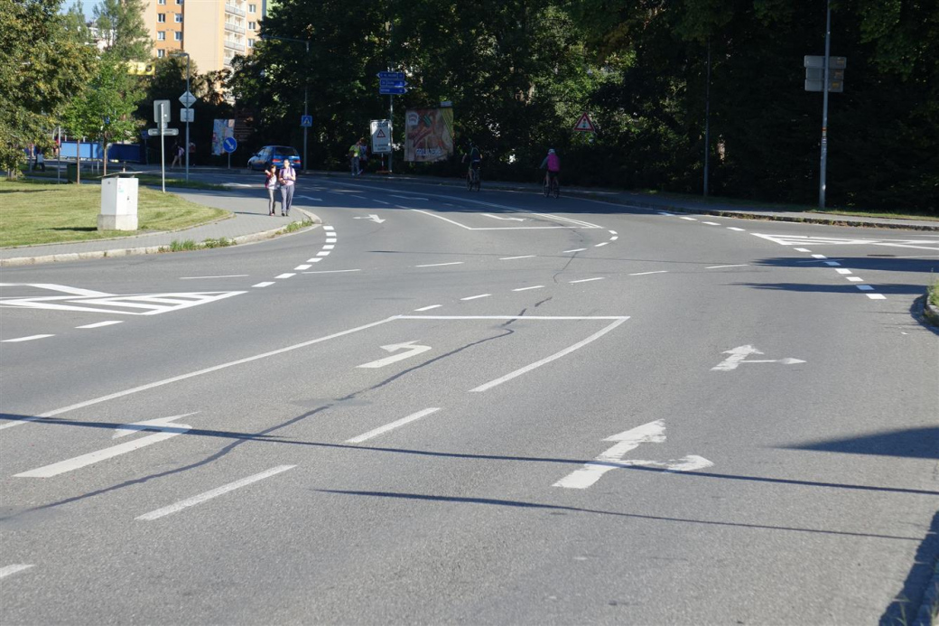 V Rožnově doplnili a vylepšili vodorovné značení na křižovatce Videčská