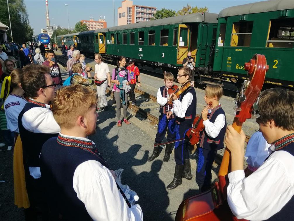 Úspěšné Rožnovské parní léto uzavřel zaplněný „zpívající vlak“  