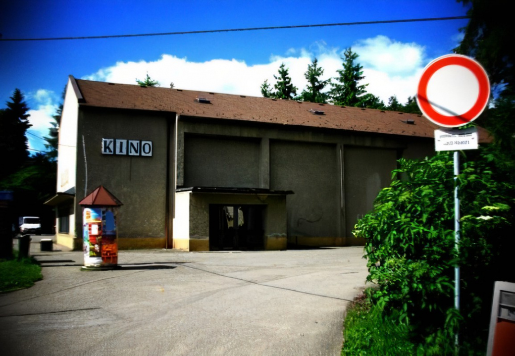 V Rožnově začíná demolice kina. Řidiče čekají změny v parkování