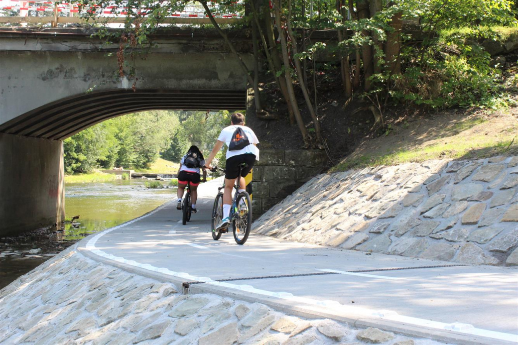 Cyklopodjezd v Rožnově už slouží chodcům, bruslařům i cyklistům