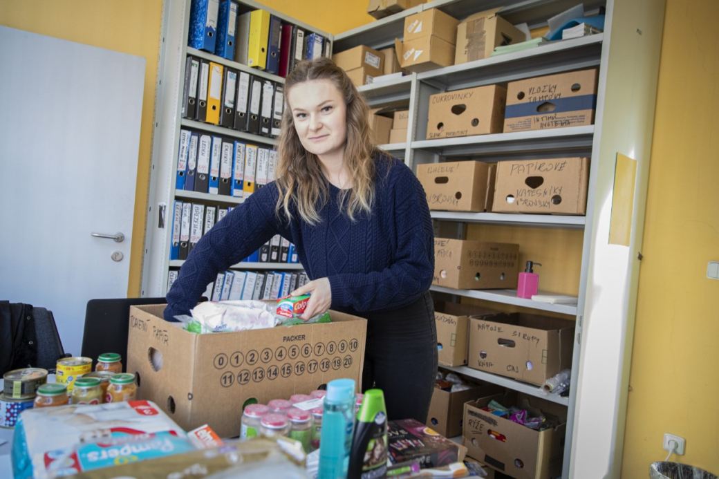 Lidé z krajského úřadu pro Ukrajinu organizují sbírku a pomáhají uprchlíkům