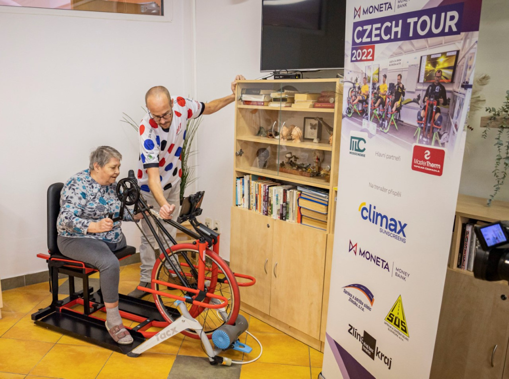 Senioři v Lukově mohou využívat handbike trenažér