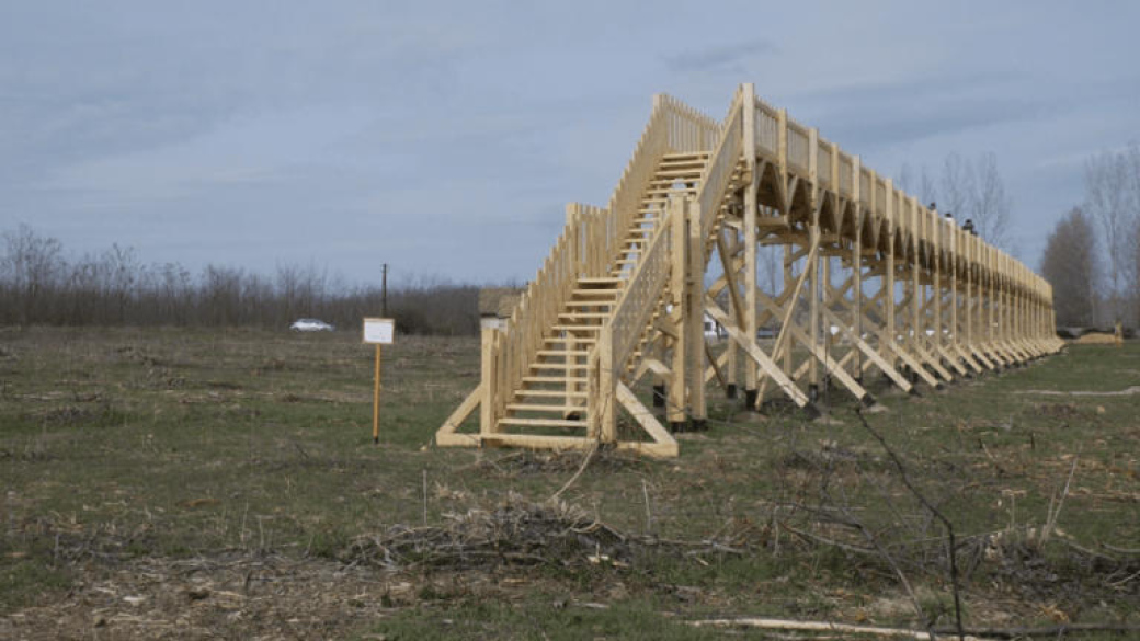 Maďaři postavili stezku v korunách stromů. Předtím les vykáceli