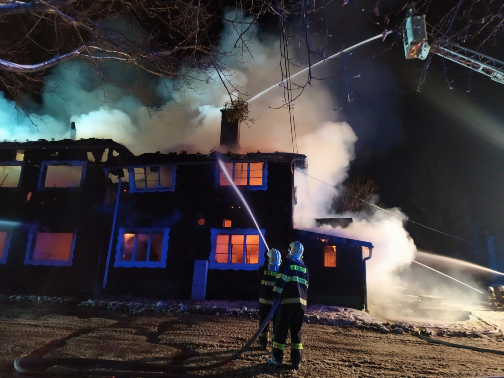 V sobotu shořela proslulá chata Tesák. Zasahovalo 16 jednotek hasičů