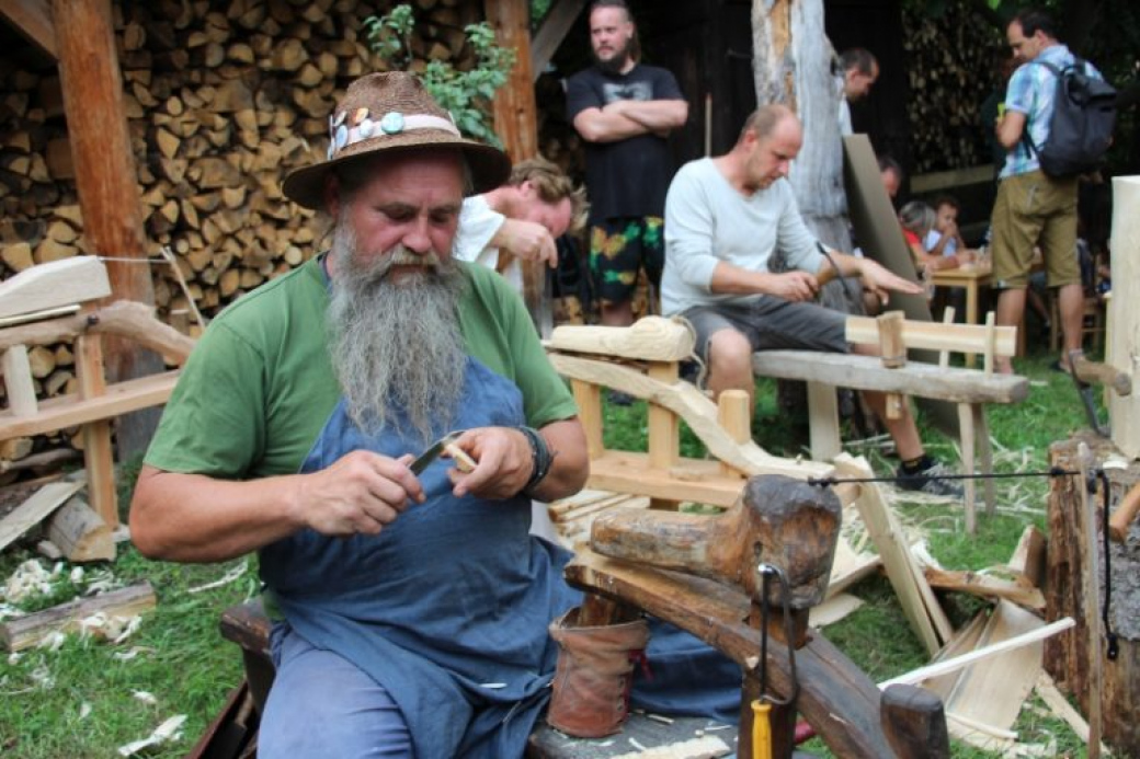 Živé dřevěnice lákají na ukázky řemesel i valašskou kuchyni
