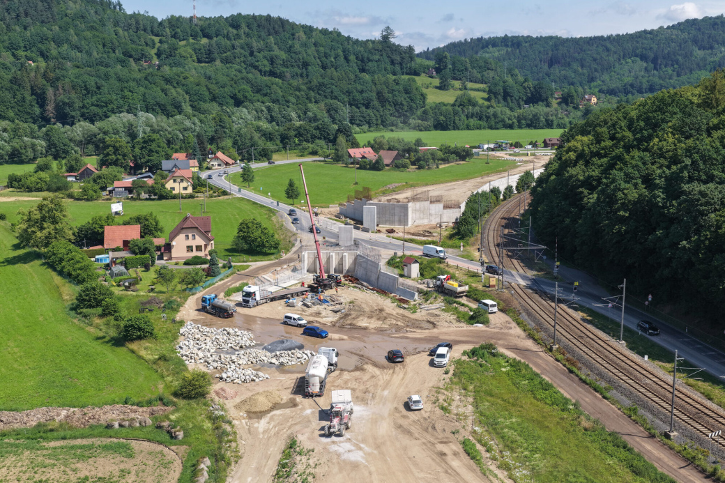 Na Valašsku pokračuje výstavba nové čtyřpruhové komunikace mezi Semetínem a Bystřičkou