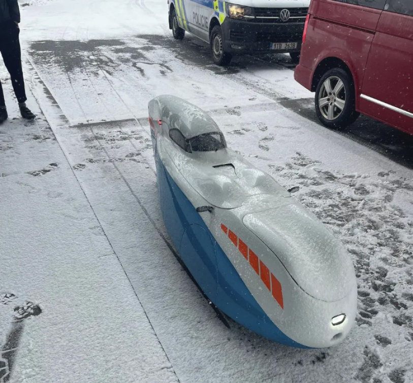 Pozdvižení na silnici v Beskydech. Policie tam kontrolovala unikátní velomobil