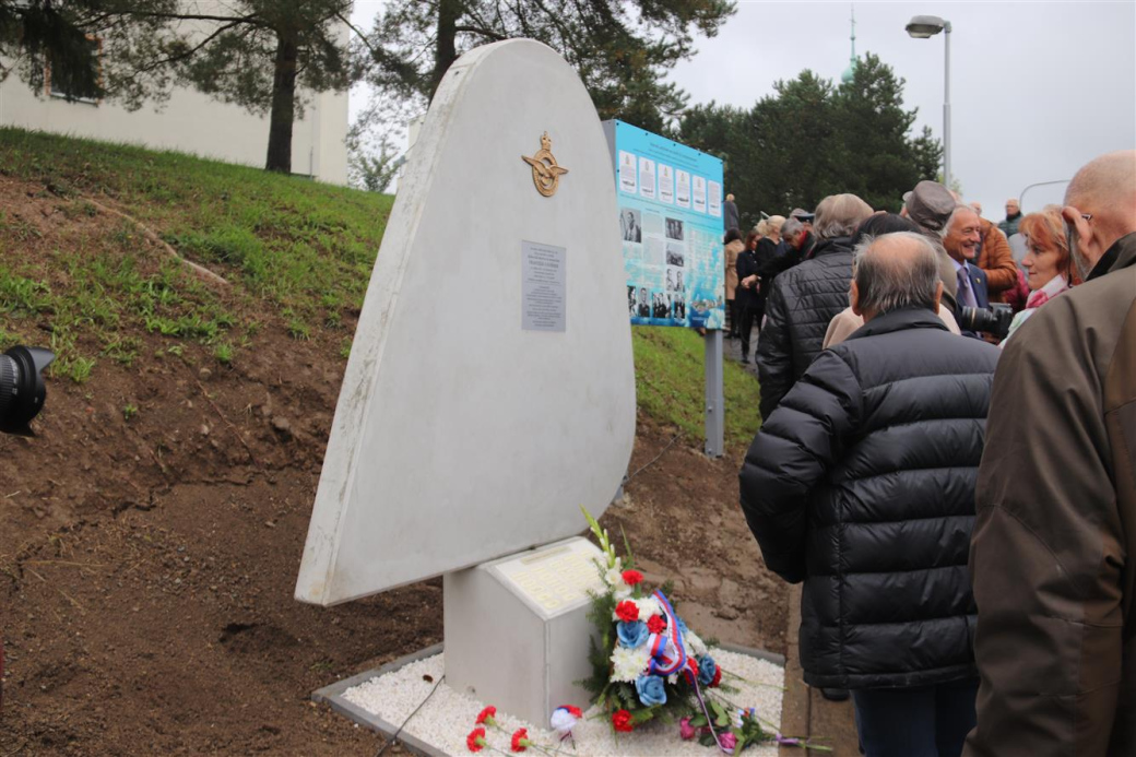 Pilot RAF František Vavřínek má na Vsetíně památník