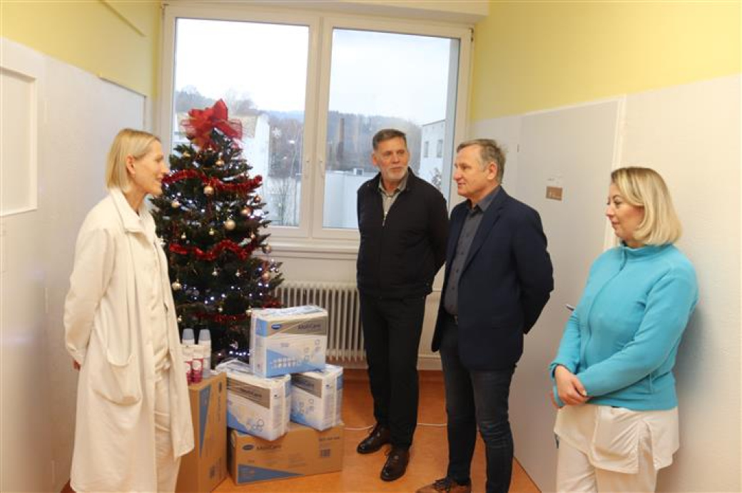 Starosta Jiří Čunek předal Vsetínské nemocnici tradiční dar města
