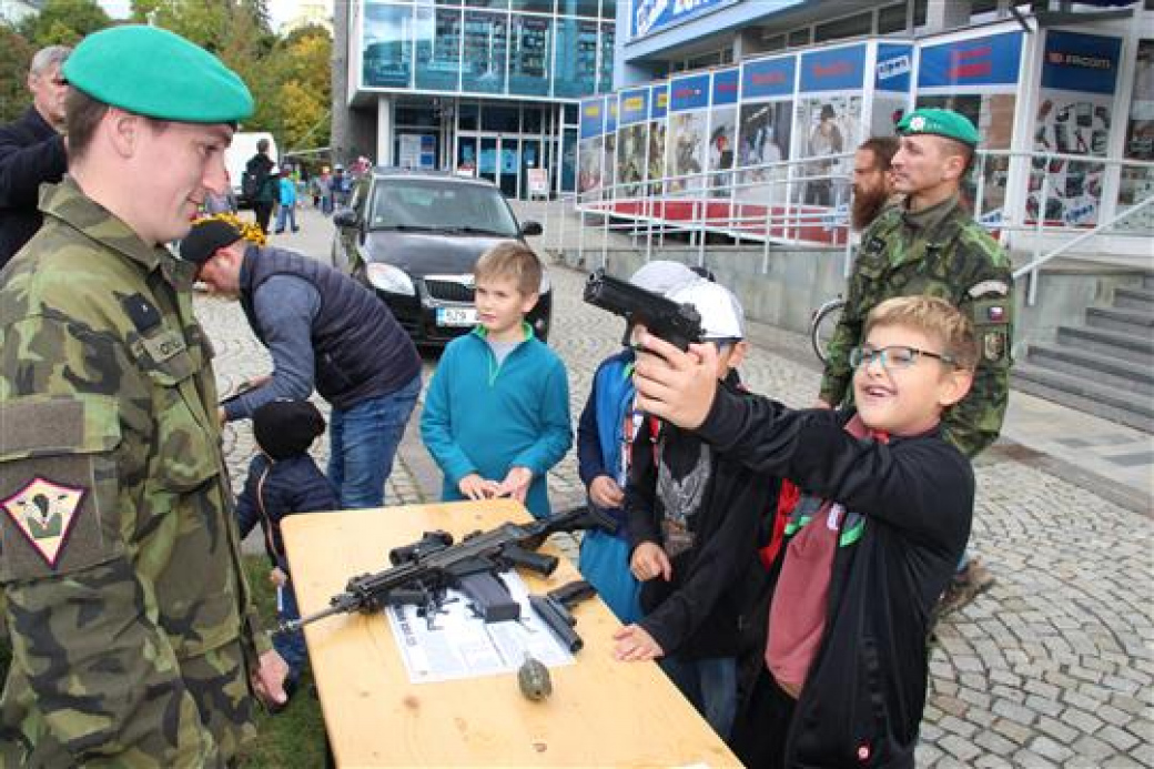 Den s armádou se opět koná na vsetínském Dolním náměstí