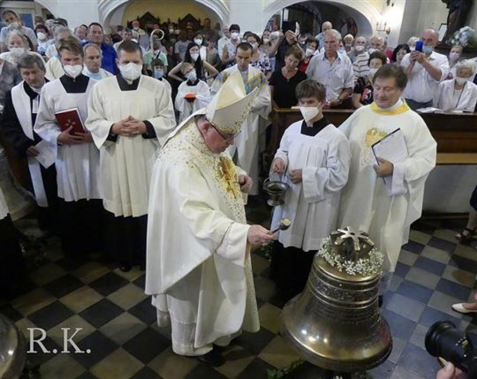Kardinál Dominik Duka posvětil zvony kostela Nanebevzetí Panny Marie ve Vsetíně