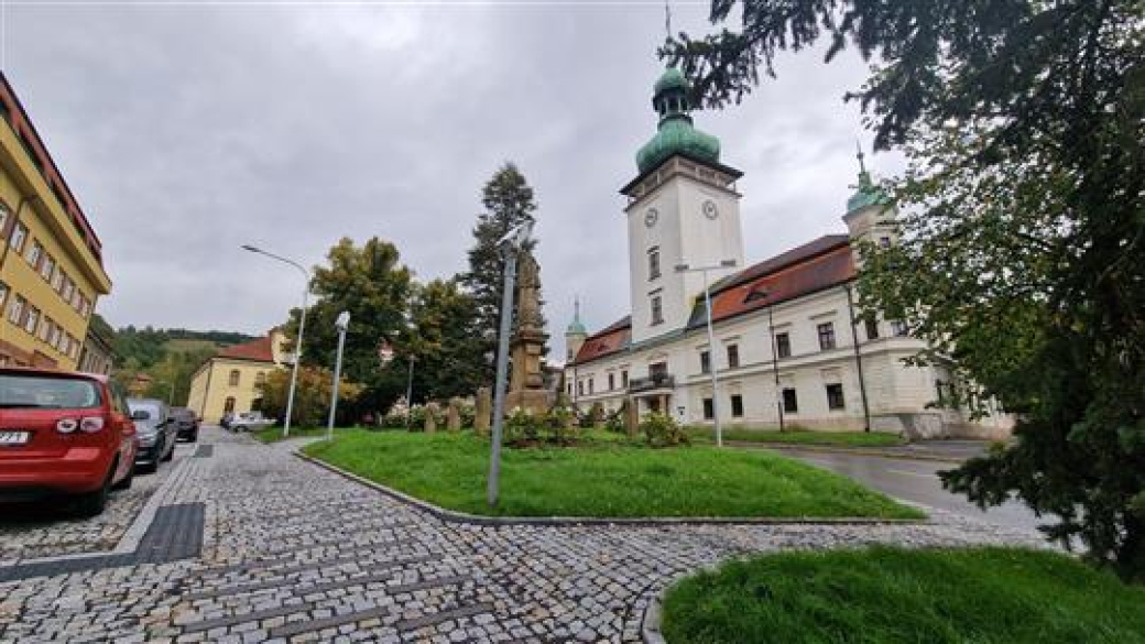 Stavební úpravy části Horního náměstí ve Vsetíně jsou u konce