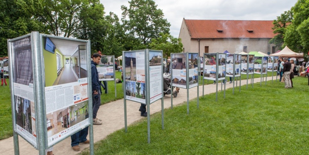 Výstava „Má vlast cestami proměn“ představuje zdařilé proměny míst v regionu 