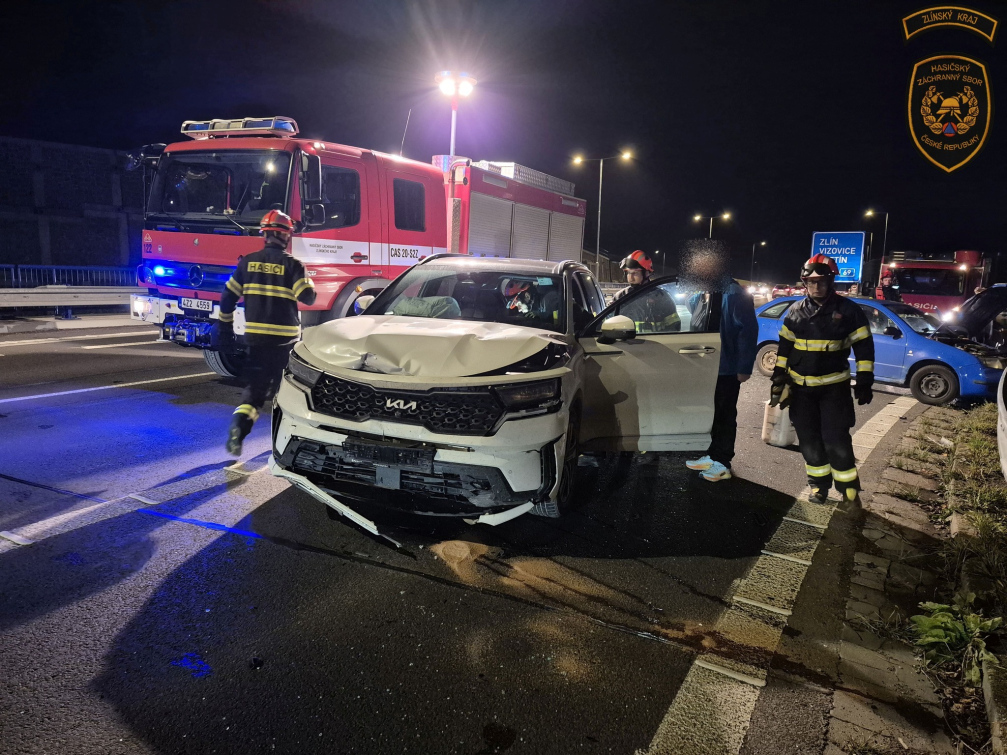 V Rokytnici zasahovali hasiči u nehody dvou vozidel
