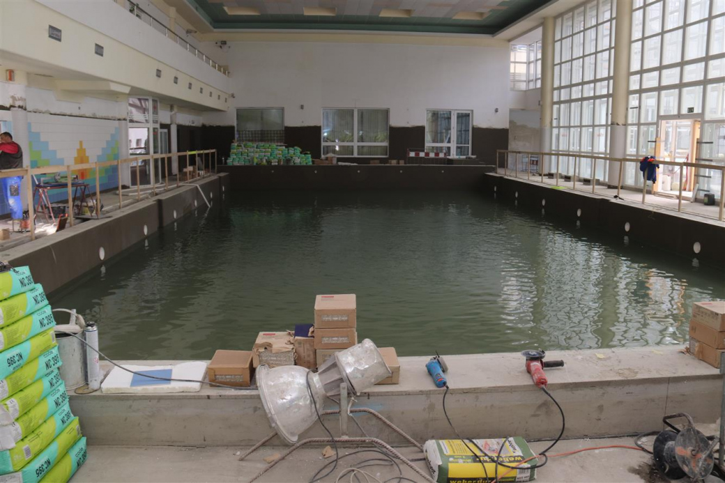 Bazén v městských lázních prochází tlakovou zkouškou
