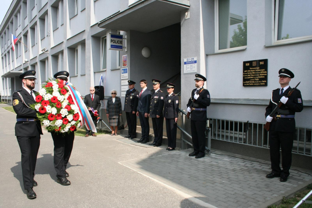 Policisté uctili ve Vsetíně památku padlých četníků