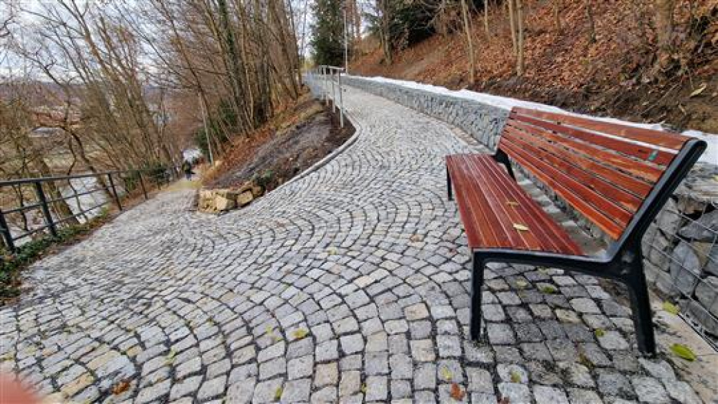 Chodník ve svahu pod vsetínským zámkem prošel opravou