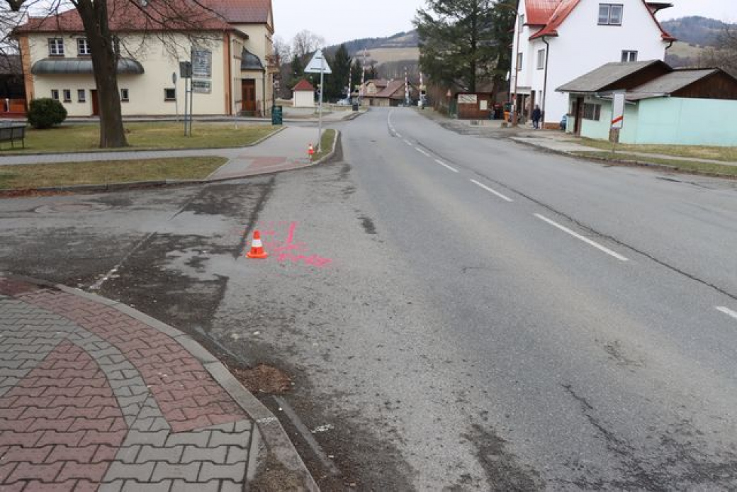 Cyklista narazil do značky. Dopravní policisté hledají svědky