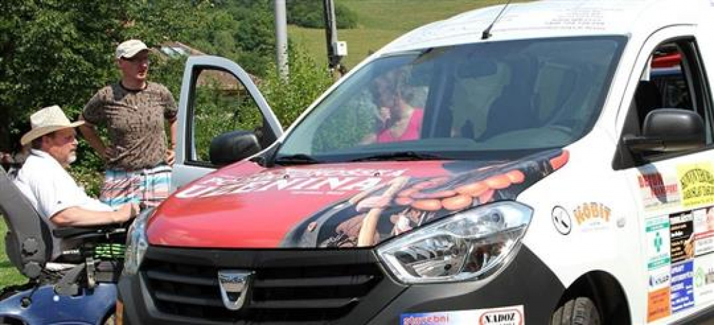Vsetínská charita získala vůz značky Dacia Dokker
