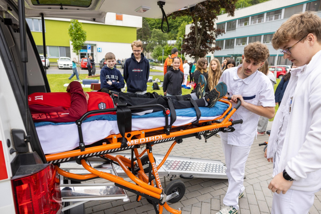 Den s nemocnicí: transport zraněných, chodník bosou nohou i návštěva odborných pracovišť