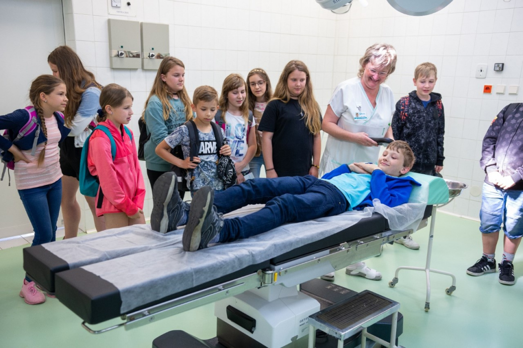Den s nemocnicí: Školáci chválili stanoviště i cvičení, dospělí vstoupili do registru dárců kostní dřeně