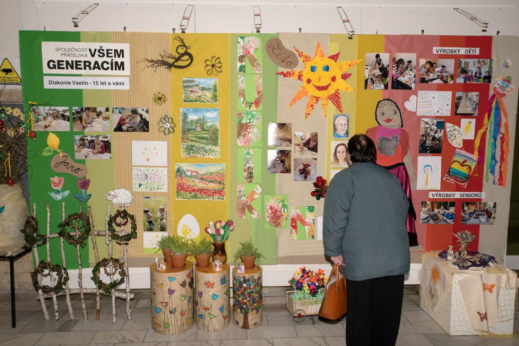 Diakonie Vsetín otevřela výstavu Společnost přátelská všem generacím