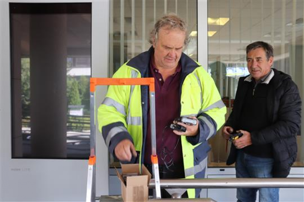 Vsetínská radnice má u vchodu do budovy nainstalovánu elektronickou úřední desku