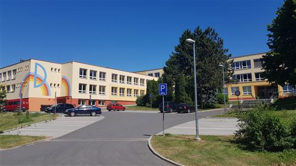 Fotovoltaická elektrárna ušetří škole na Ohradě až milion ročně