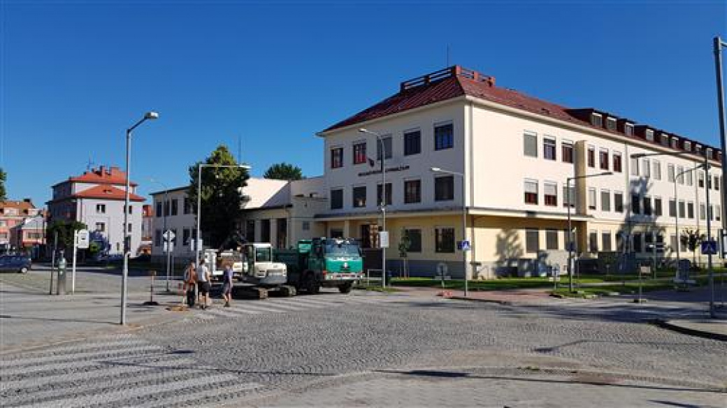 Křižovatka před gymnáziem je opět zprůjezdněna