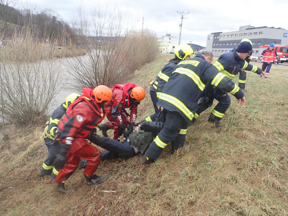 Hasiči zachránili tonoucího muže z řeky Bečvy. Tělo táhl silný proud vody 