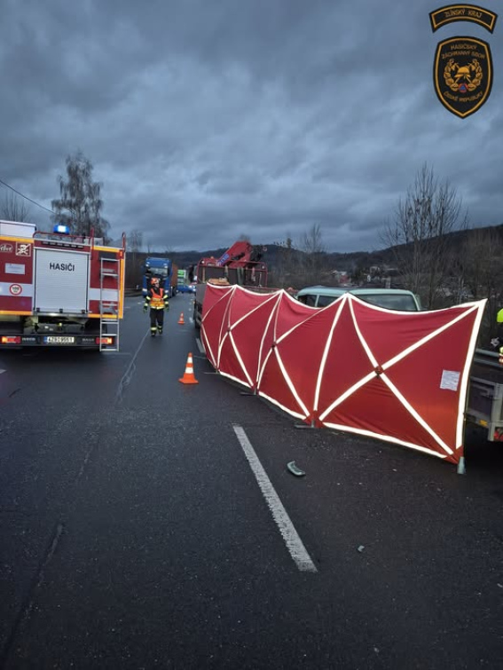 Pátek třináctého: Dodávka se střetla s valníkem, řidič dodávky nepřežil 