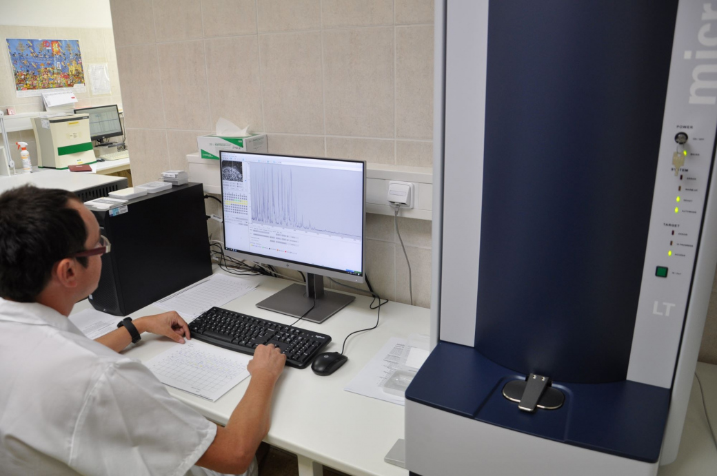 Hmotnostní spektrometr urychlí nasazení cílené antibiotické léčby u pacientů Vsetínské nemocnice