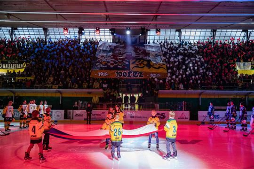 Hokejisté oslavili výročí se Sousedíkem na dresu