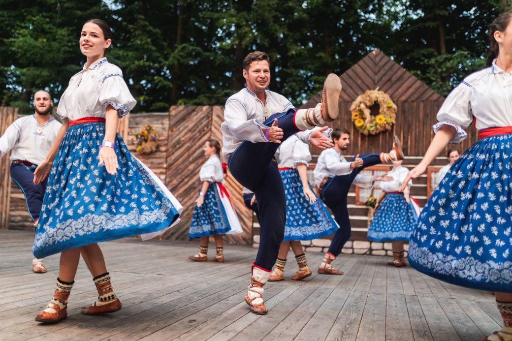 Vsetínskou májku postavil souborVsacan, podetne ji Jasénka