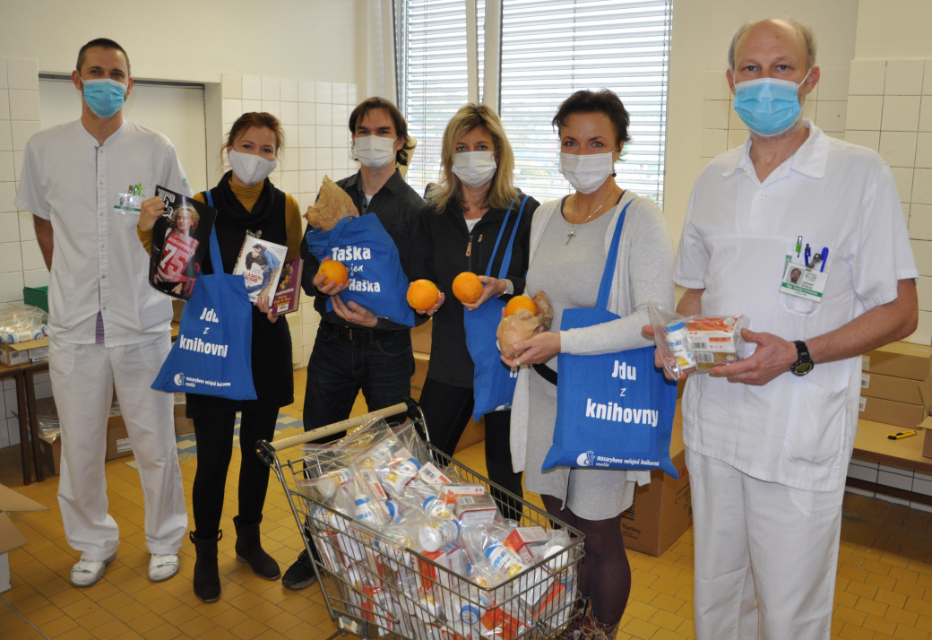 Knihovníci pomohli, nabalili vitaminy pro zdravotníky Vsetínské nemocnice