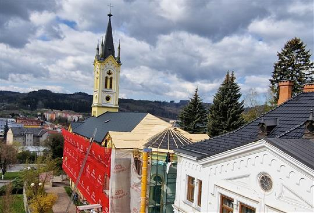 Město Vsetín pomůže s opravou střechy kostela
