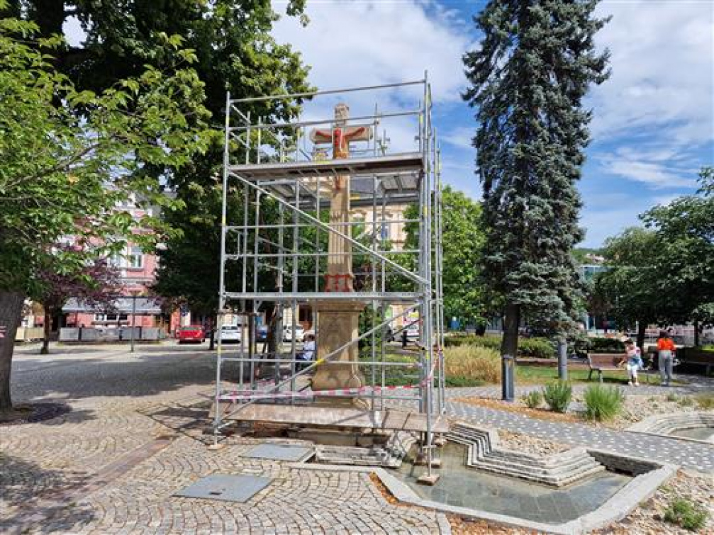 Kříž na vsetínském Dolním náměstí v opravě