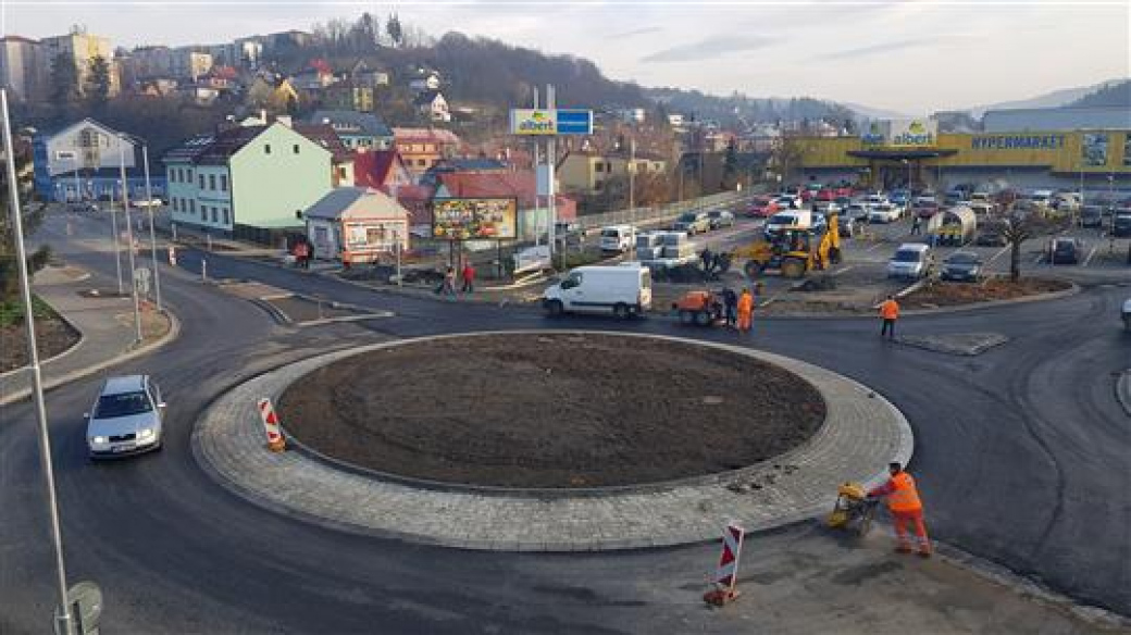 Kruhový objezd na vsetínské Ohradě byl o víkendu zprovozněn