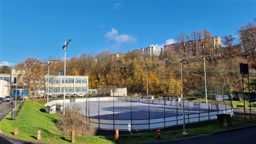 Město Vsetín financovalo bezpečný plastový povrch pro hokejbalové hřiště