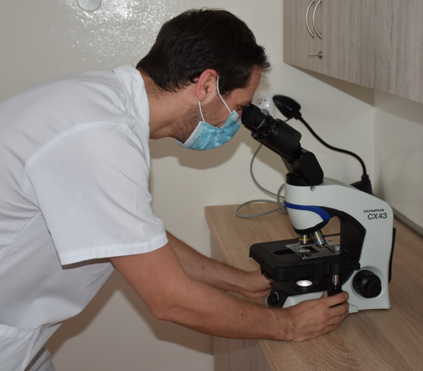 Nové mikroskopy pomáhají v laboratoři i v gynekologické ambulanci Vsetínské nemocnice