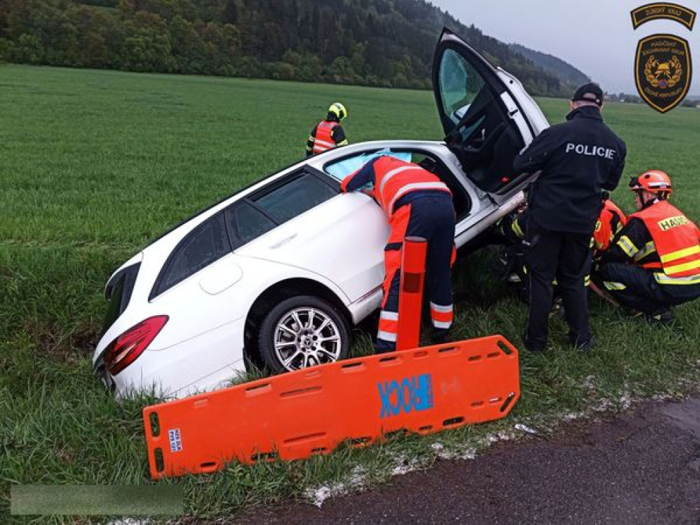 Řidiče museli z auta vyprostit hasiči