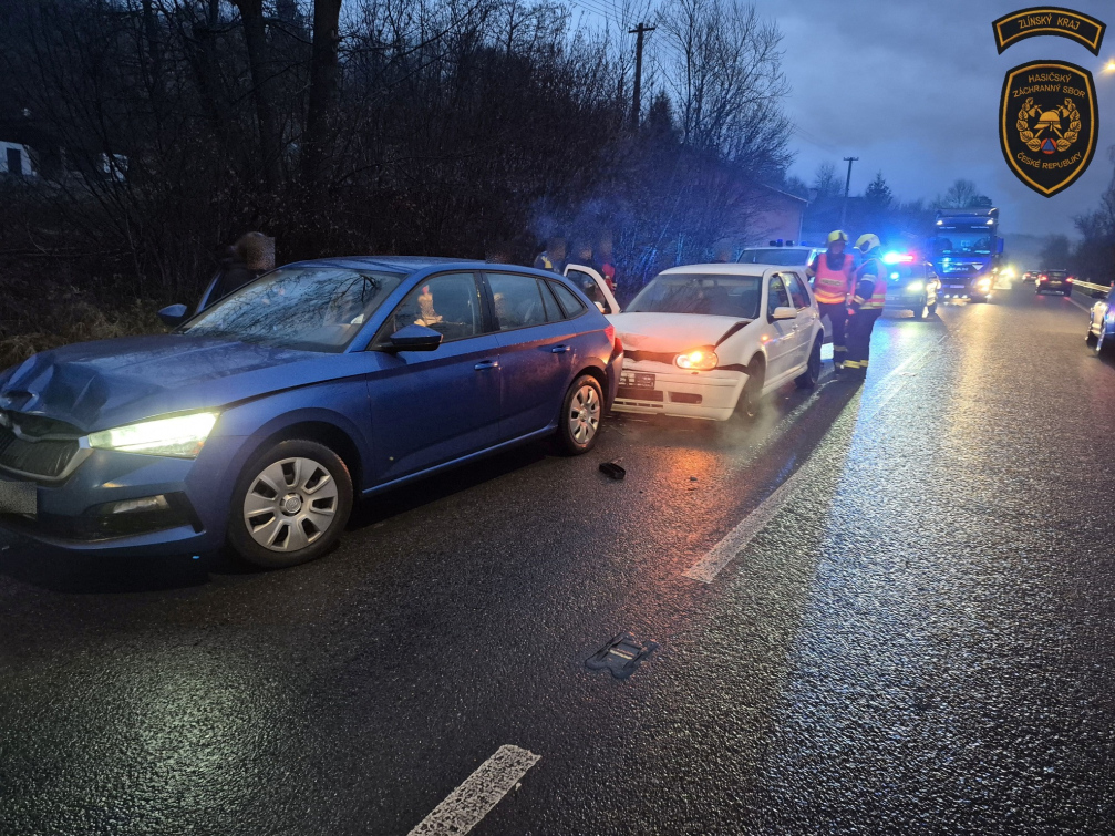 Dopravní nehoda tří osobních vozidel ve Vsetíně - Nepřejově 
