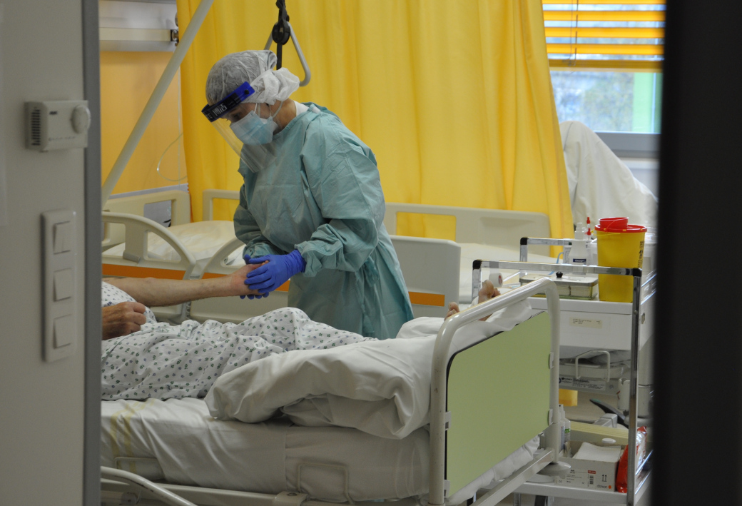 Roste počet hospitalizovaných pacientů s koronavirem i nemocných zdravotníků