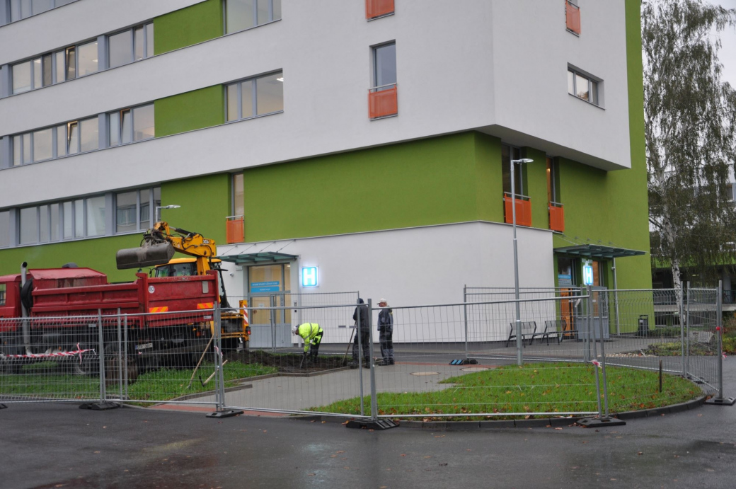Ve Vsetínské nemocnici začalo budování odstavného parkoviště  pro sanitky